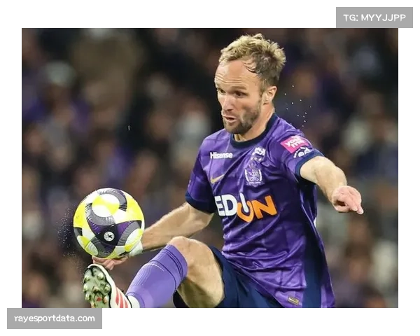 特写：老将帕耶替补登场，完成职业生涯第550场法甲比赛。